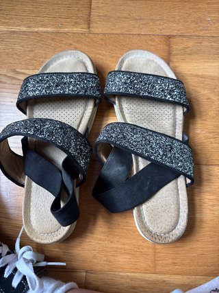 Sandalias con tiras brillantes