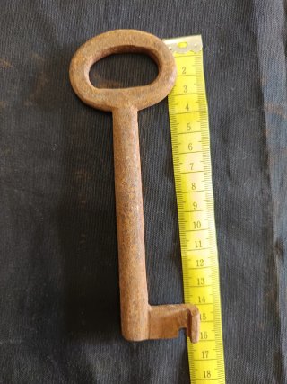 Llave antigua hueca de hierro