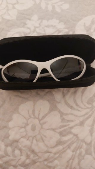 Gafas de sol infantiles blancas y morado