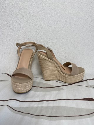 SIN ESTRENAR - Sandalias de cuña beige talla 36