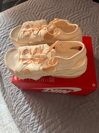 Sandalias Nike con cámara