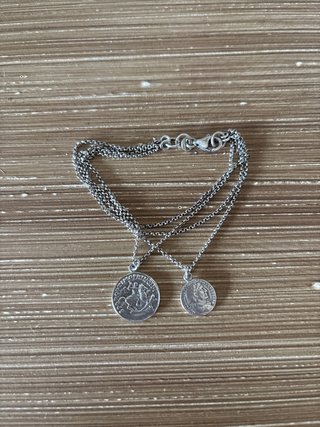Pulsera de plata con medallas