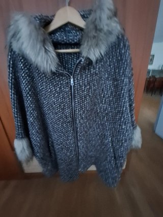 Chaquetón con capucha y cuello de pelo