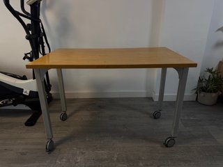 Mesa madera con ruedas