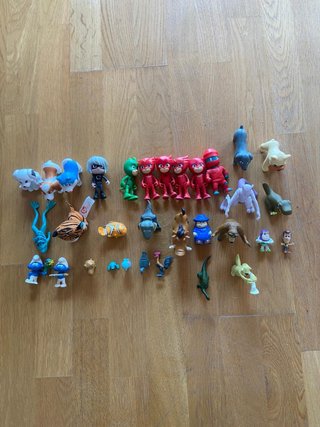 Lote de varias figuras de juguete variadas