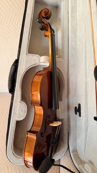 Violín con estuche + afinador + resina