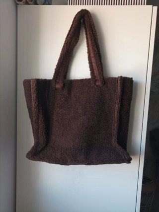 Bolso de mano marrón efecto borreguito