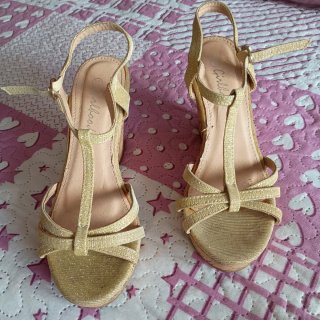 Sandalias de cuña doradas