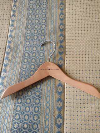 Percha de madera Tommy Hilfiger para niños