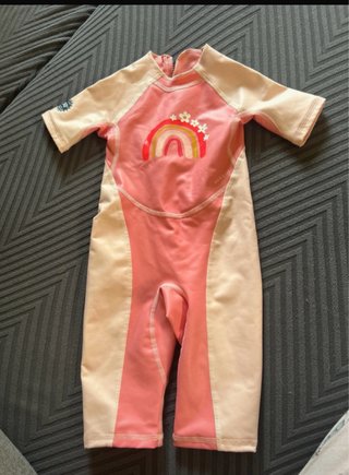 Neopreno de niña con estampado de arcoíris