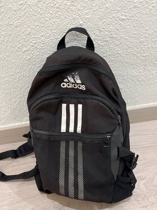 Mochila adidas Negra con Rayas Blancas