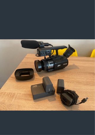 Videocámara JVC GY-HM100E