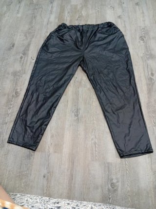 Pantalón efecto piel negro