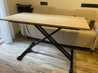Mesa elevable con estructura metálica