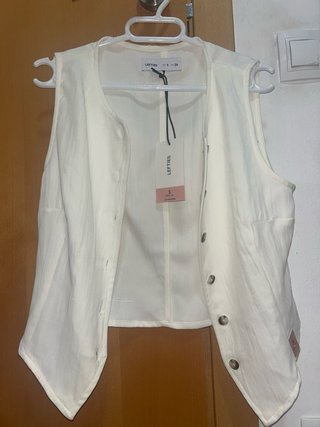 Chaleco de lino blanco sin usar y con etiqueta.