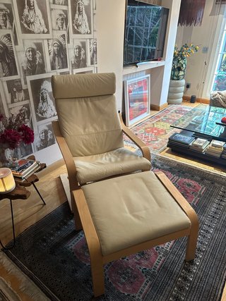 Sillón con Reposapiés de Cuero Beige