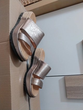 Sandalias Darkwood Doradas