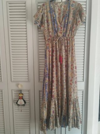Vestido largo estampado con volantes