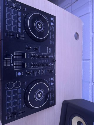 Pioneer DDJ-400 con caja y micrófono