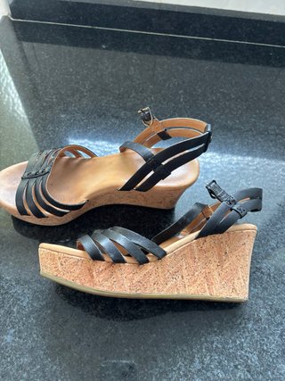 Sandalias Ugg de cuña negras