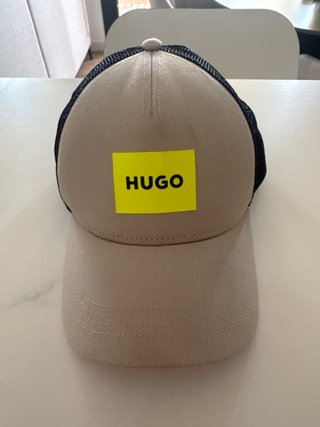 Gorra Hugo Beige y Negra