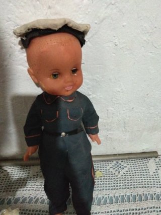Muñeca antigua con uniforme