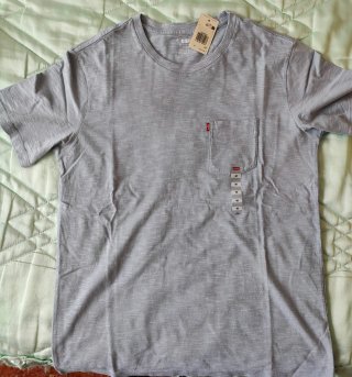 Camiseta Levi's.