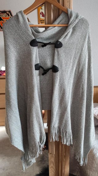 Capa de lana gris con capucha