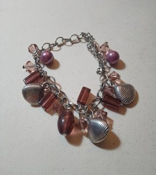Pulsera con cuentas moradas y abalorios
