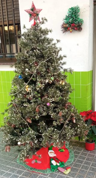 Árbol de Navidad con Decoración