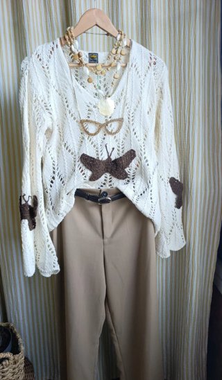 Jersey de crochet blanco con mariposas