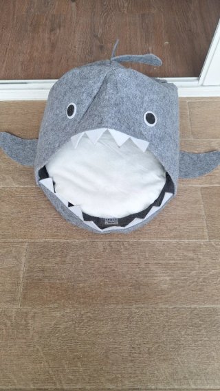 Cama para gato con forma de tiburón