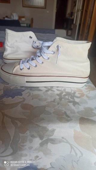 Zapatillas tipo botín blancas