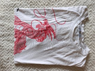 Camiseta Blanca con Estampado de Dragón