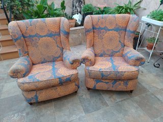 Pareja de sillones orejeros estampados