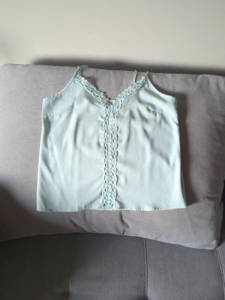 Camiseta de tirantes verde con detalle