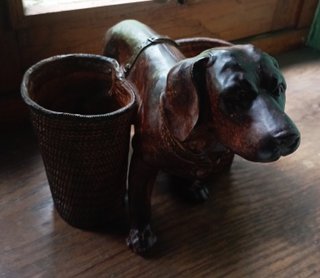 Figura Decorativa de Perro con Cesta