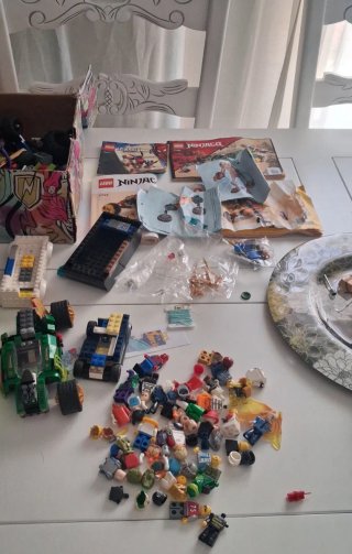 Lote de piezas y figuras LEGO