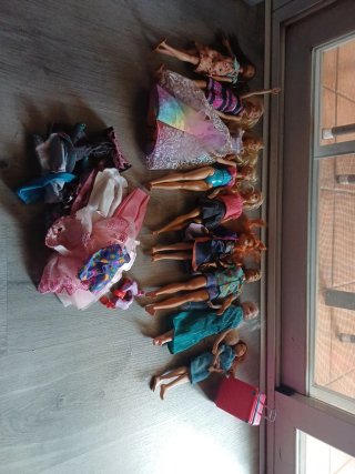 Set di 9 Bambole Barbie con Accessori