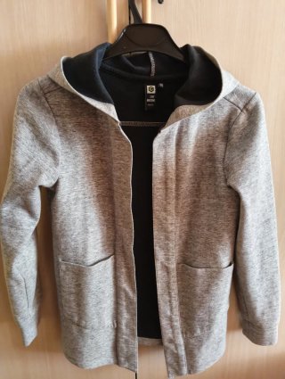 Chaqueta Gris con Capucha. Niña ±10 años
