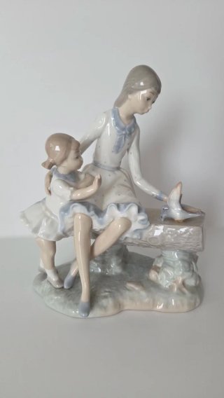 Figura de Porcelana Nao - Dos Niñas y Palomas