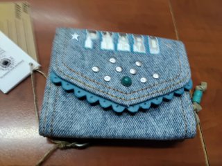 Portafoglio in jeans con dettagli
