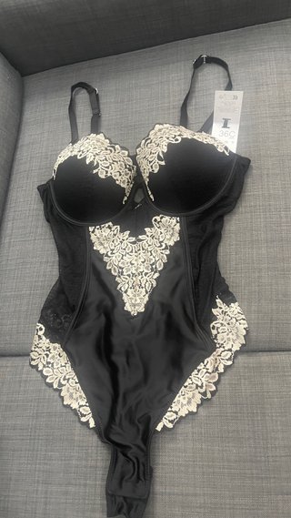 Body de lencería negro con encaje