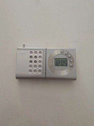 Radio FM con Reloj Despertador Digital