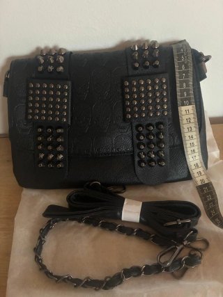 Bolso Negro con Tachuelas
