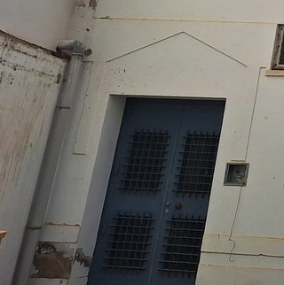 Puerta de seguridad con rejas