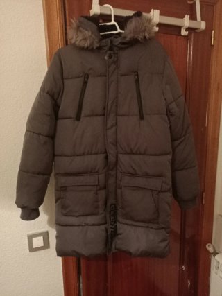 Chaqueta acolchada gris con capucha