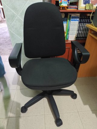 Silla de oficina giratoria negra