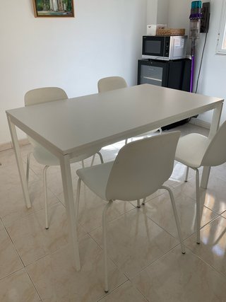 Mesa de cocina Ikea con 4 sillas