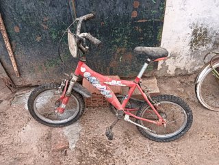 Bicicleta infantil roja para restaurar